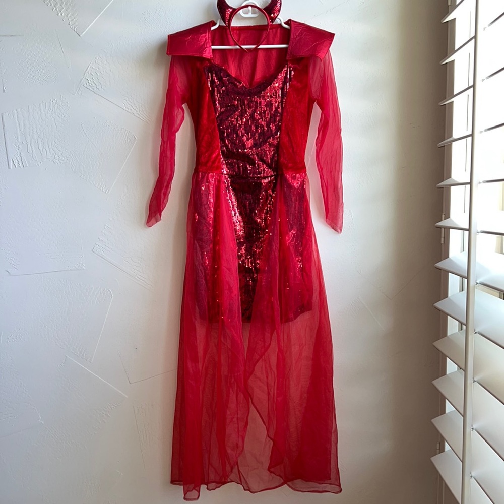 🚨Running a little small 🚨 RED HOT 😈 COSTUME